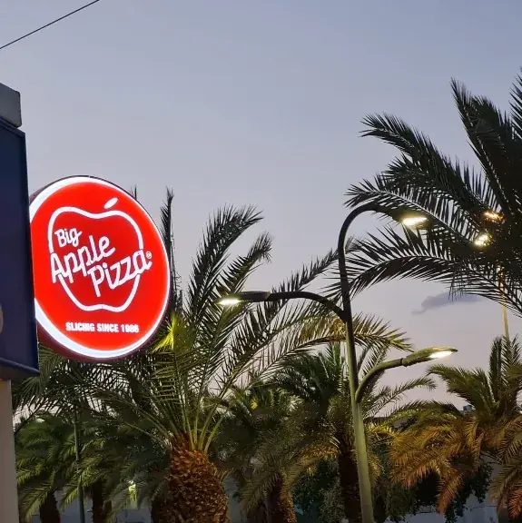 Bandera iluminada doble cara roja para Big Apple Pizza con corte de plexiglás — SignWorks