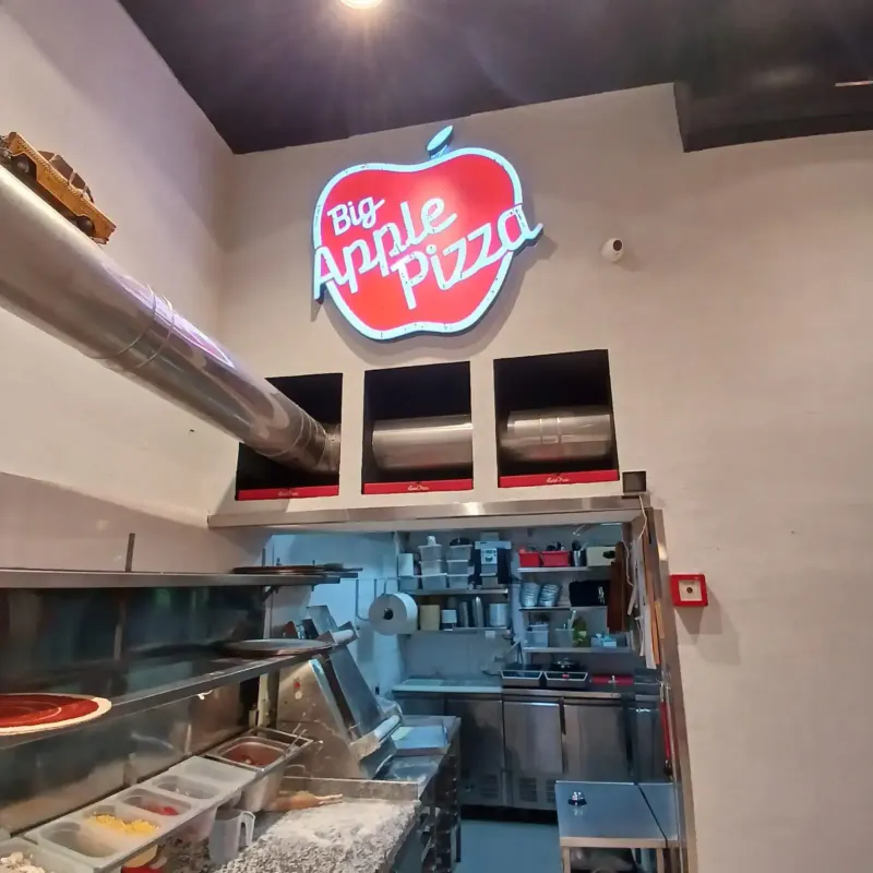 Rótulo interior de marca en la cocina y el área de servicio del restaurante