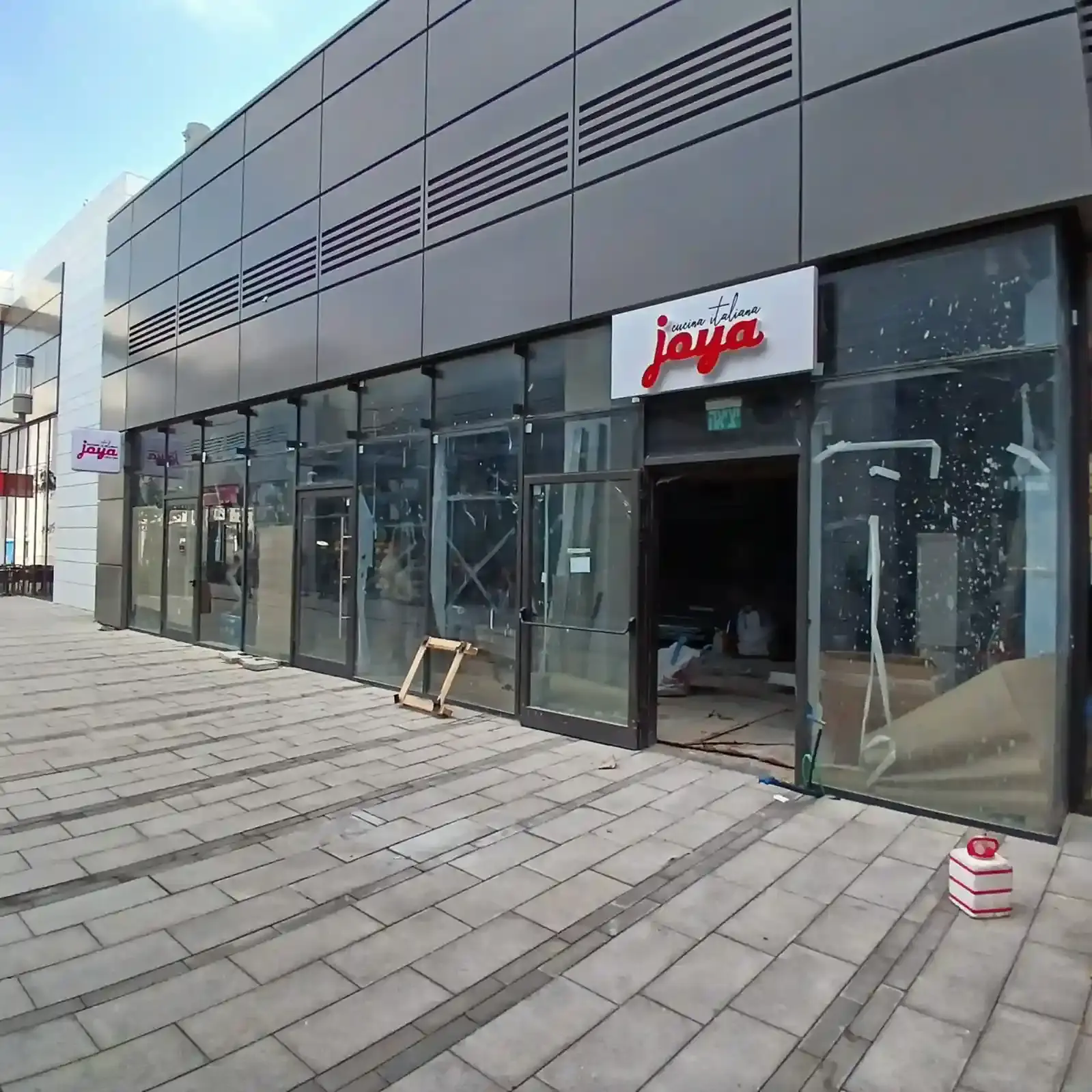 Instalación de rótulo exterior Cucine Italiana Joya durante construcción — SignWorks Costa Rica