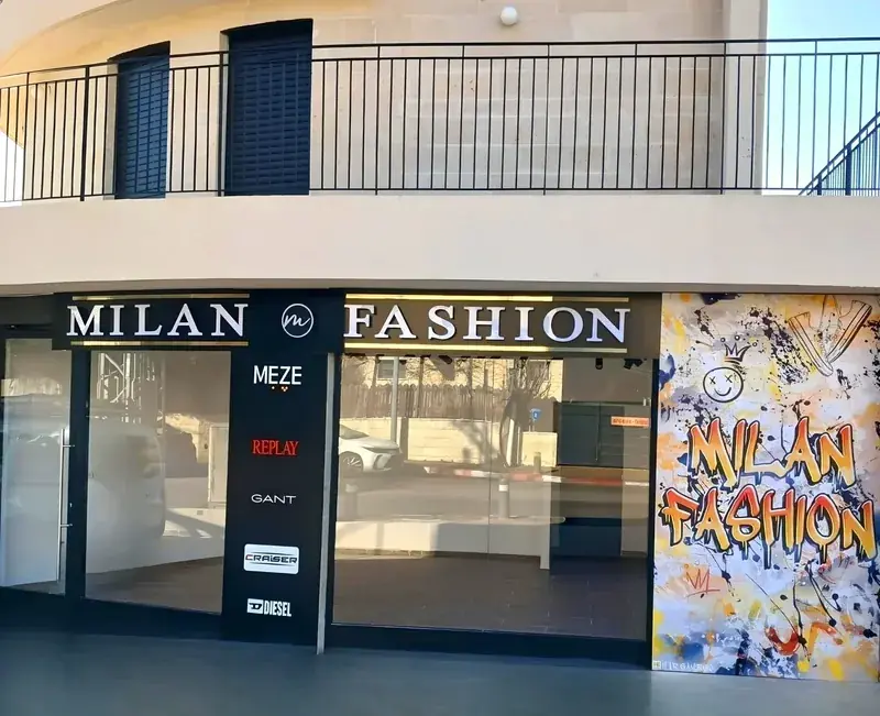 Rótulo comercial iluminado en una fachada moderna