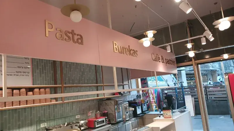 Rotulación interior con letras 3D doradas para restaurante Pasta Burekas sobre pared rosa — SignWorks