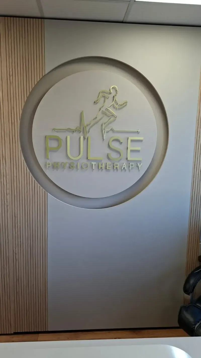 Letras planas de recepción en dorado cepillado y logotipo de línea sobre un disco embutido