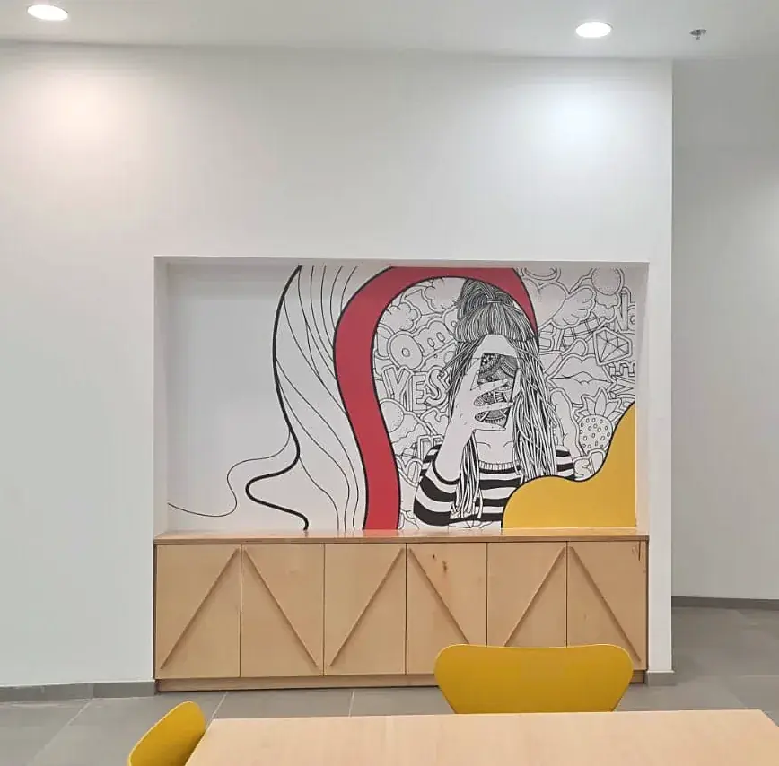 Vinilo decorativo pop-art personalizado instalado en nicho de pared interior — SignWorks