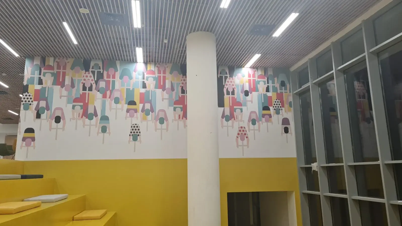 Calcomanía de ciclista en pared interior amarilla — SignWorks