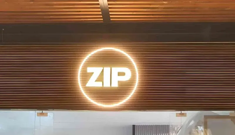 Rótulo circular LED neon ZIP sobre techo de madera con listones — SignWorks